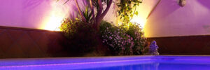 Piscina iluminada con LED RGB