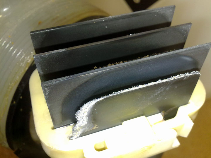 Electrodo de clorador salino desgastado por la corrosión