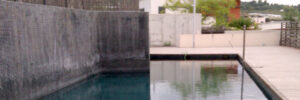 Piscina con gresite negro con manchas de cal