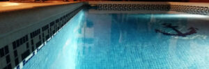 Piscina iluminada con focos