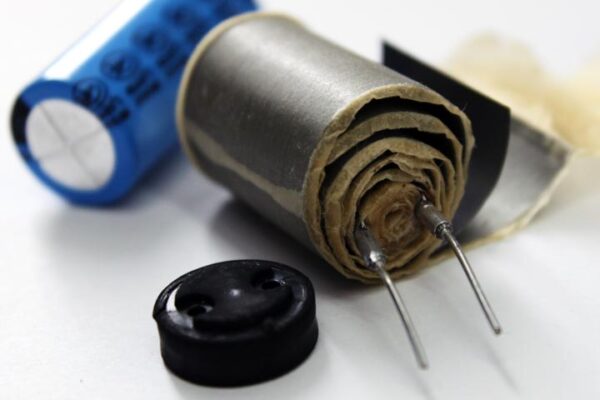 Averías en condensadores electrolíticos por alta temperatura ? Fidestec